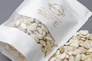 ظرف أبيض مع نافذة للبيض